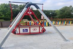 O Concello instala un columpio adaptado para nenas e nenos en cadeira de rodas no parque infantil de Freixeiro